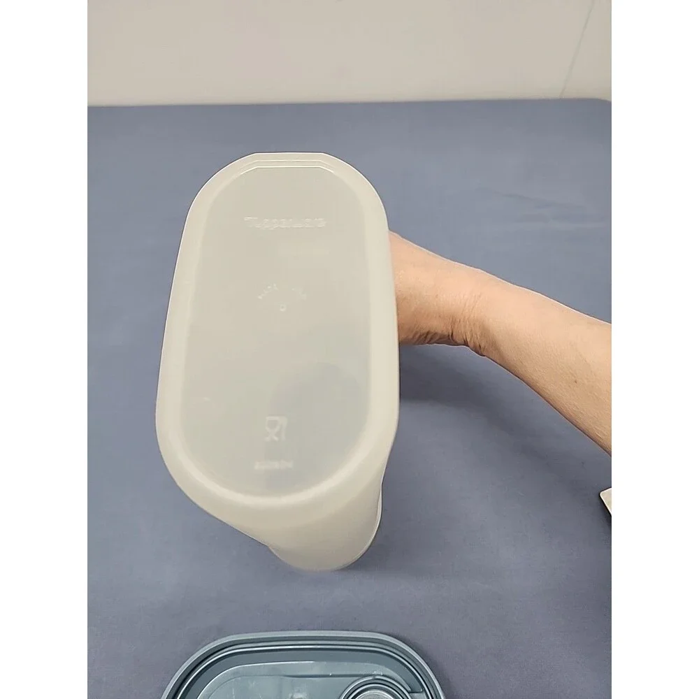 TUPPERWARE Slim Line 2 Quart Refrigerator Pitcher With Blue Flip Lid 2009C-1